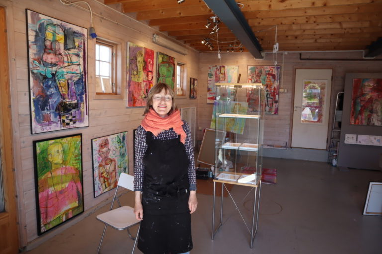 Nina Resch stiller i galleriet i Nevlunghavn