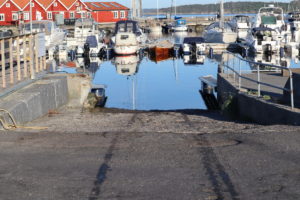 Enkel båtrampe på brygga i Helgeroa