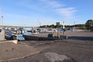Enkel båtrampe på brygga i Helgeroa