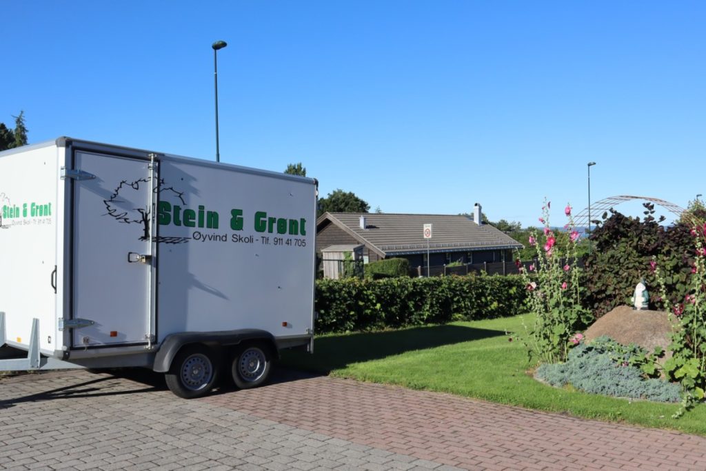 Stein & Grønt Hengeren med logoen som er inspirert fra steinindustrien