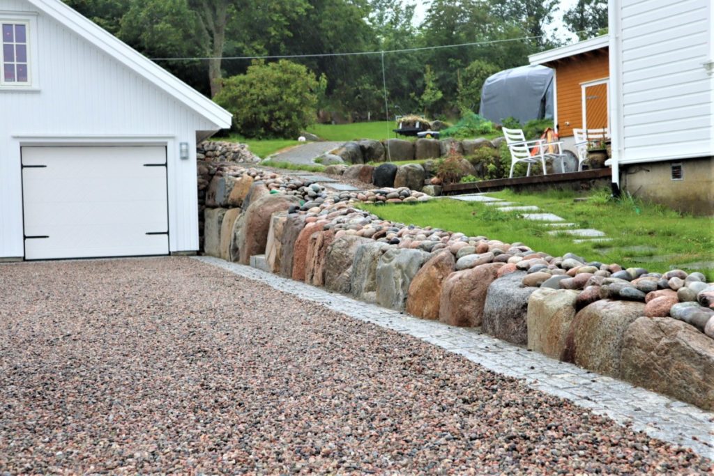 Gårdsplass med singel og brostein