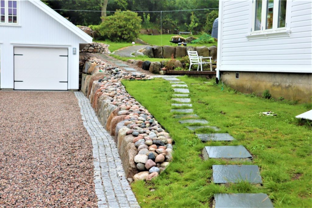 Gårdsplass med singel og brostein