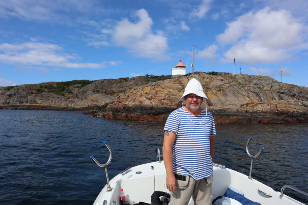NevlunghavnLosen ved roret, og fyrløkte i bakgrunnen. Jeg vil kalle meg los, som en yrkestitler