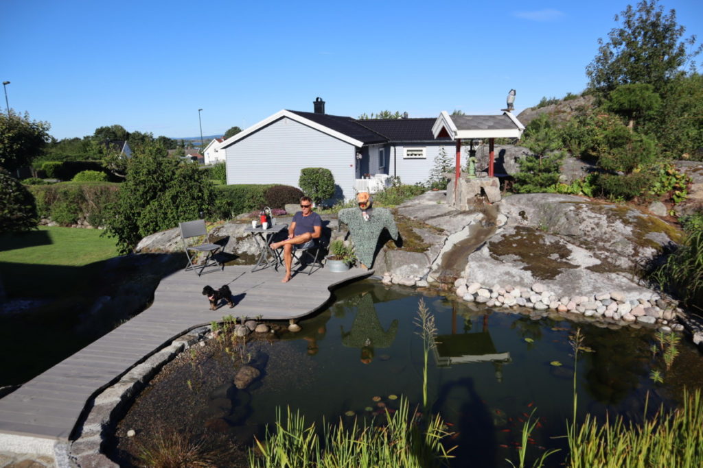 På sin egen platting ved fiskedammen i hagen er det de fleste gode ideene kommer