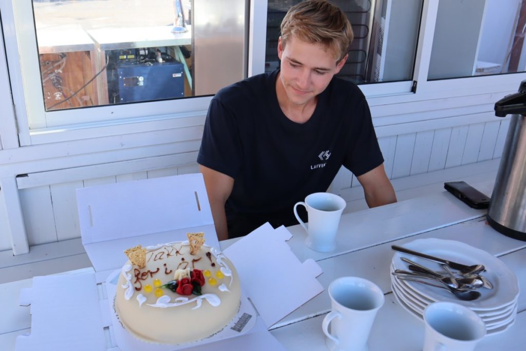 Herman gleder seg til å åpne kaka
