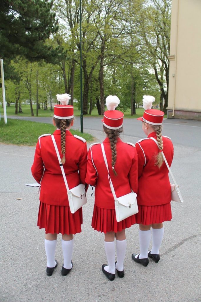 Tre juniorer i skolekorps uniform