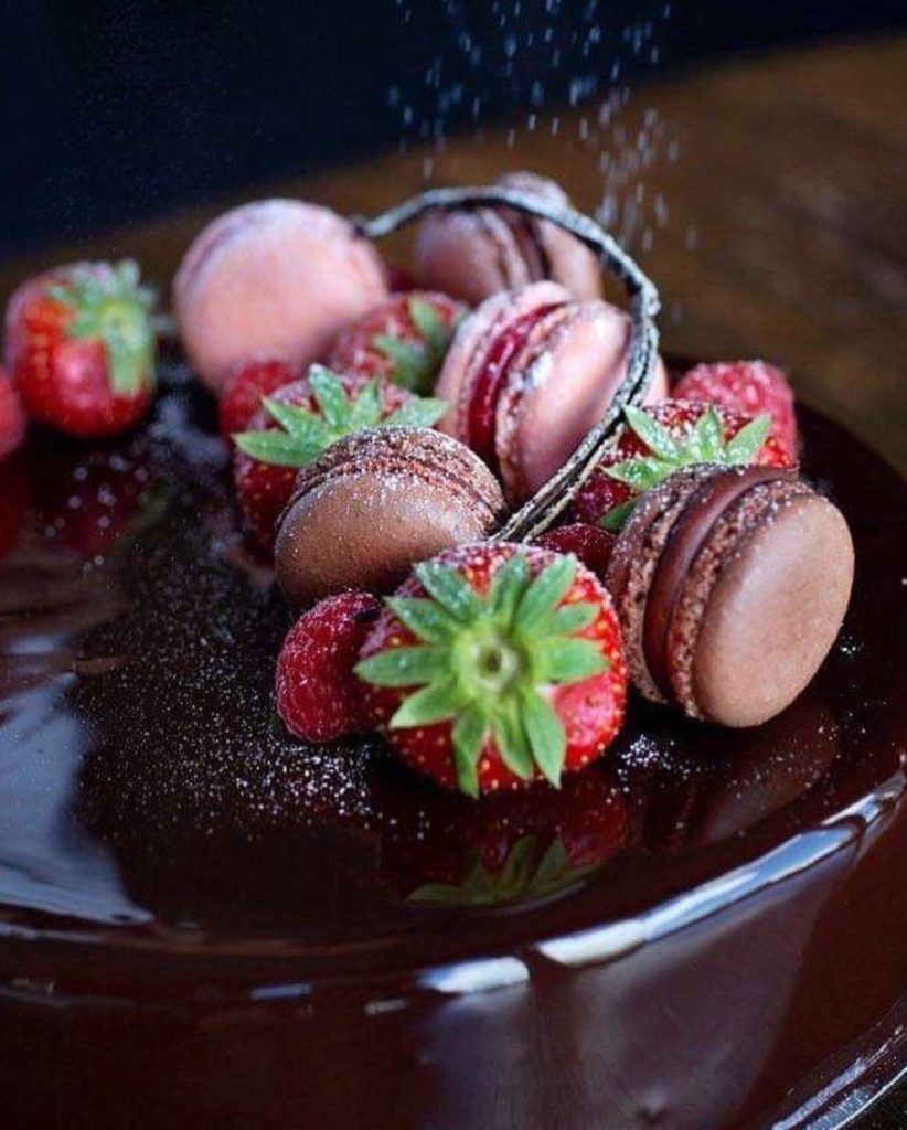 fire makroner og nyplukkede jordbær er god inspirasjon og god kake