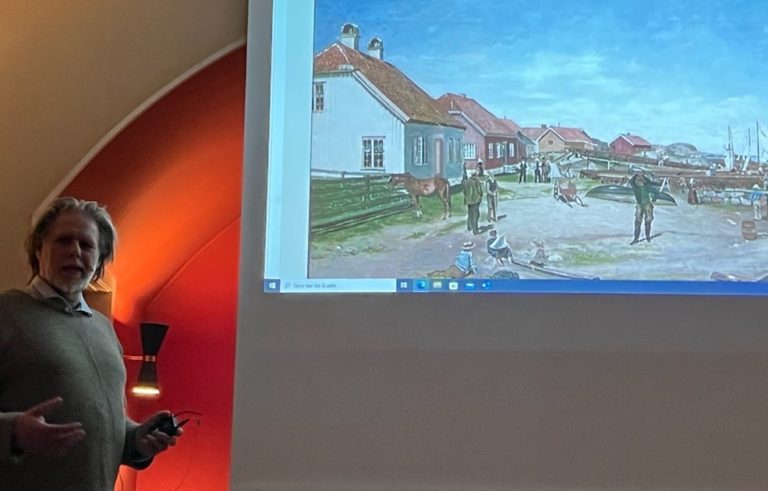 Fredrik Jensen forteller om husene i Nevlunghavn