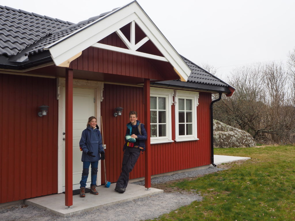 Blide kyststigåere vel fremme på Brunvall Gård i hjemmekoselig hytte