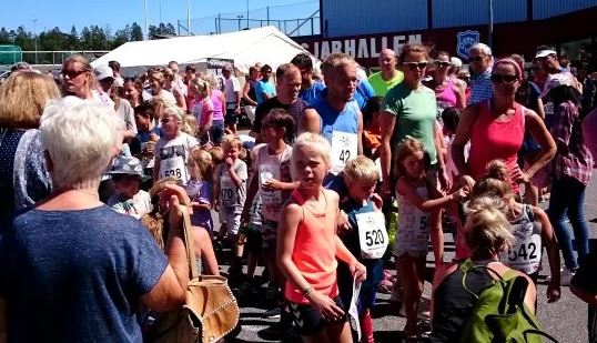 Mylder av mennesker i målområdet etter verdens vakreste terrengløp - Brunlanesløpet