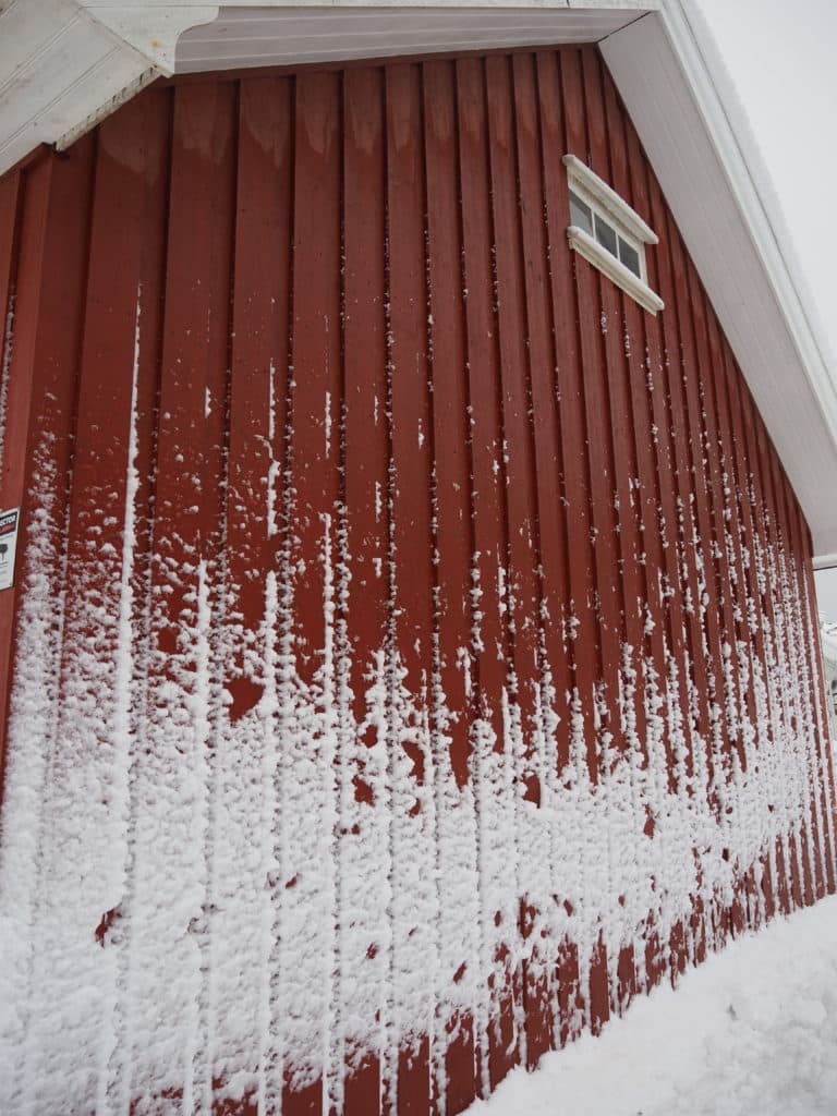 Snøen har føyka oppover veggene i Nevlunghavn.