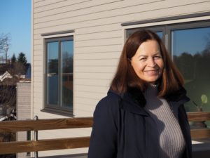 Anne Beck smiler på verandaen på det nybygde feltet søndersrød svingen