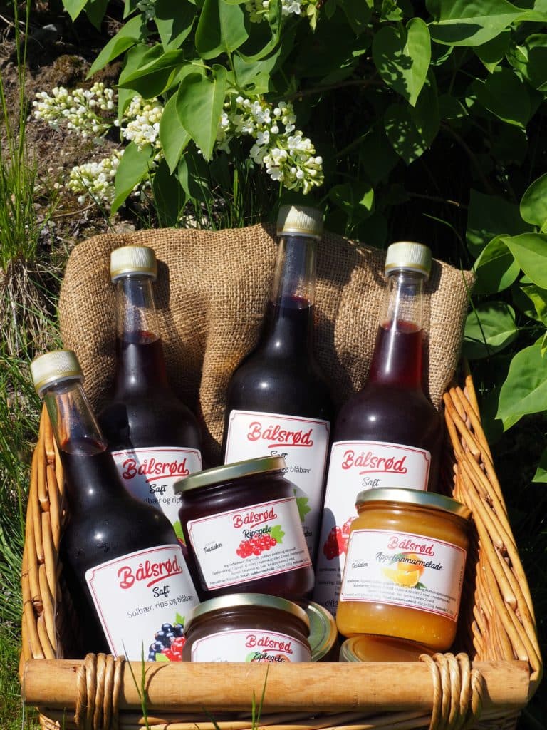 Kurv med saft, marmelade og gele