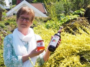 Tove som driver Bålsrødbua i Tveidalen viser stolt frem sitt eple gele glass