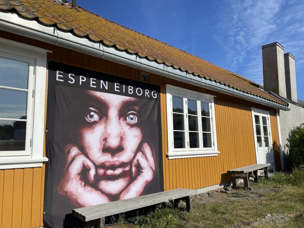 Plakaten til kunstneren dekker veggen på Rekefabrikken Nevlunghavn