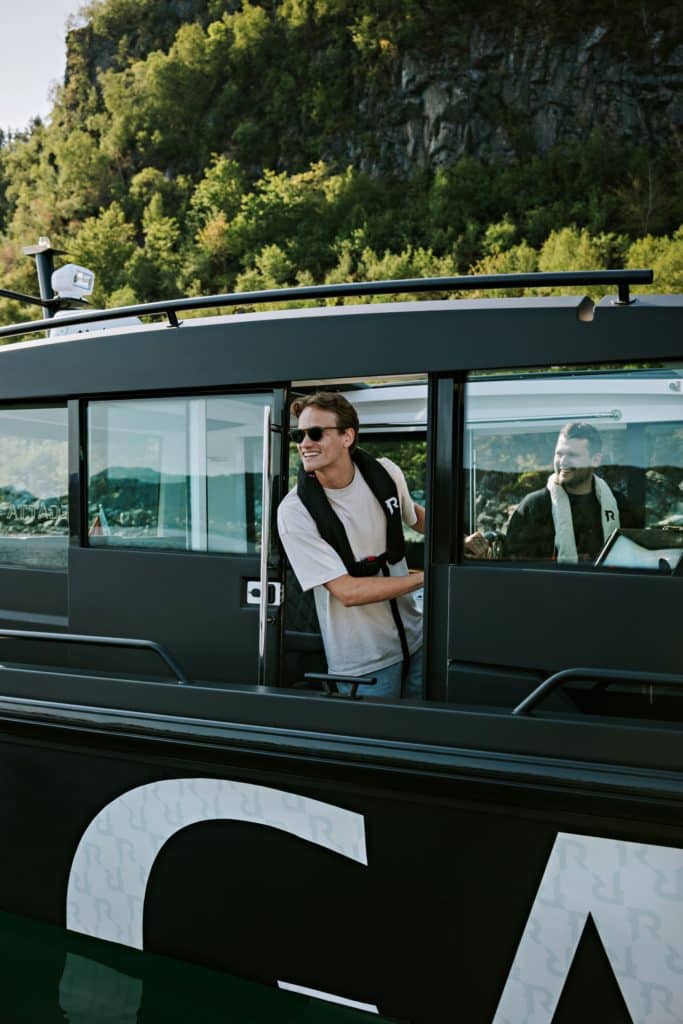 Regatta båten styres med stødig hånd av Sondre Aakre