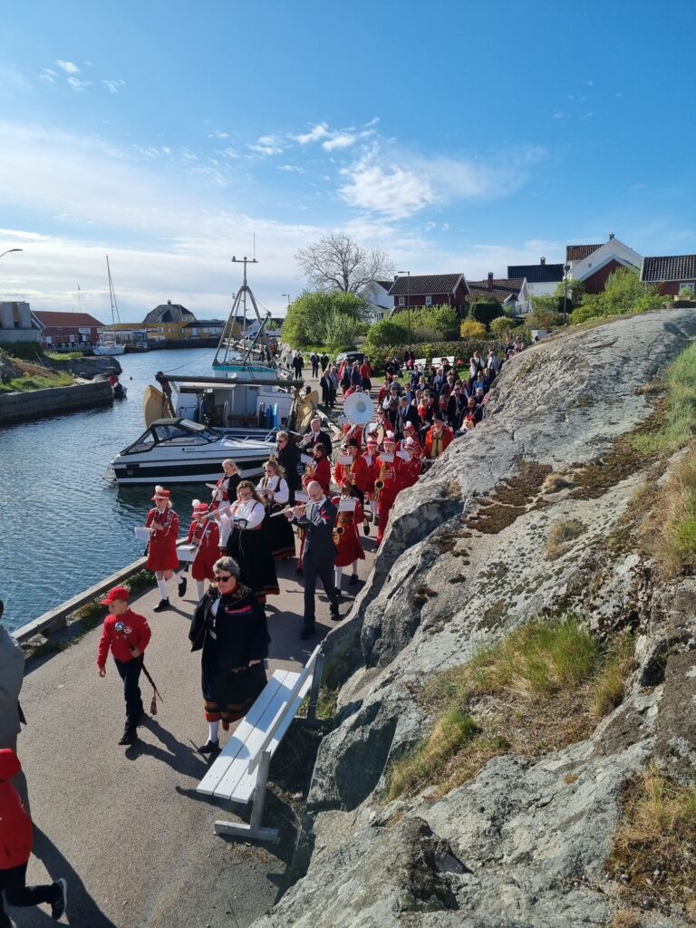 17.mai toget snirkler seg gjennom de trange gatene i Nevlunghavn