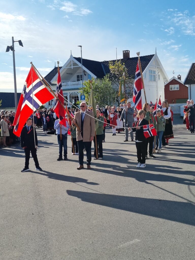 Oppstilling på brygga i Nevlunghavn hvor talen blir holdt