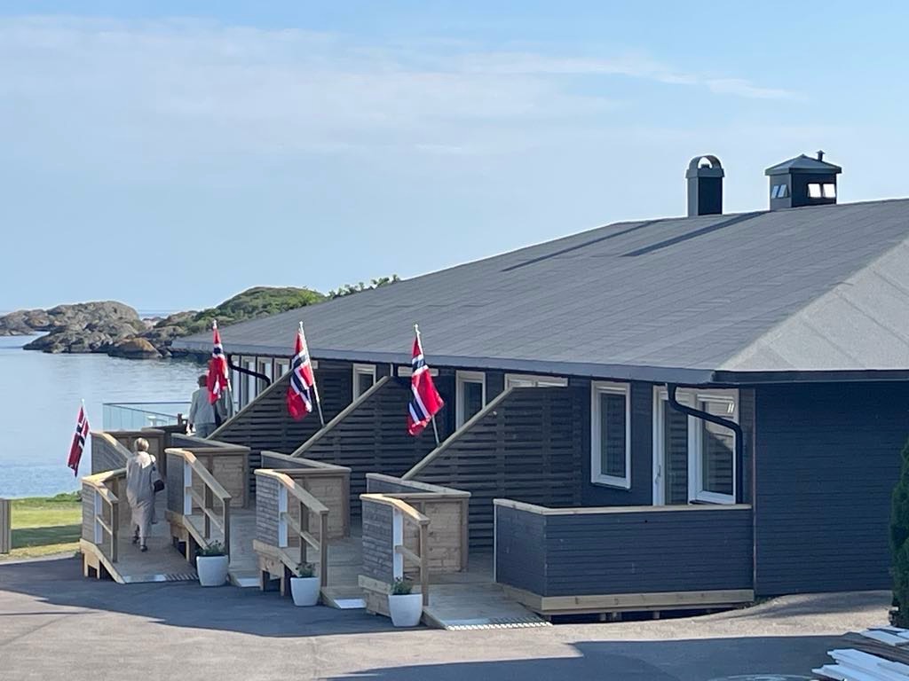 Åpningen av Bekkelundhuset i Gurvika, med alle flagg heist