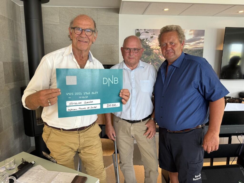 Stiftelsen Fossnes og Solbø overrekker en sjekk på 200000 kr til Gurvika