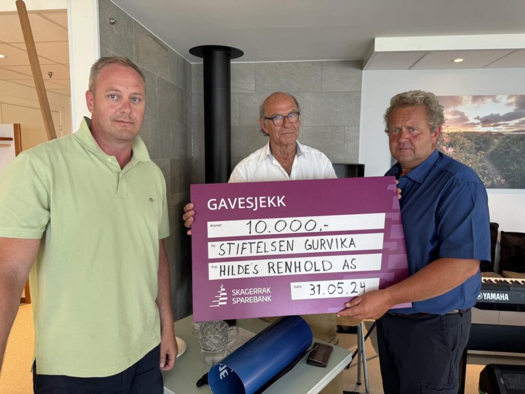 Hildes Renhold overrekker pengegave til Gurvika