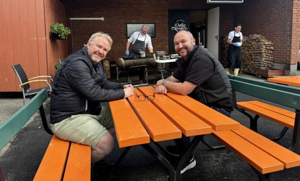 Det var lang kø ved grillen da Mesterkokken Ken var i sving hos Den Stolte Pølsemaker