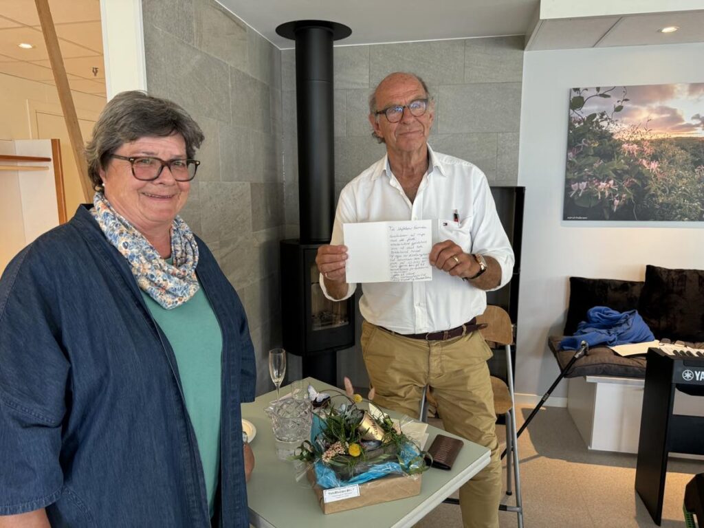 Nevlunghavn Velforening overrekker pengegave til Gurvika