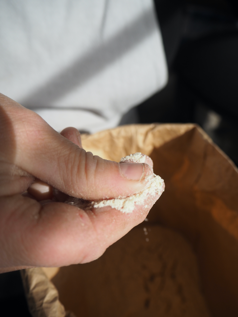 Fingre som kjenner på kvaliteten til julemelet