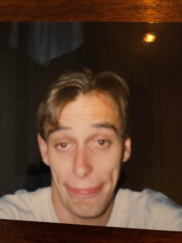 Fra mørket til livsglede, rusmisbruker emil som en ung og trist gutt