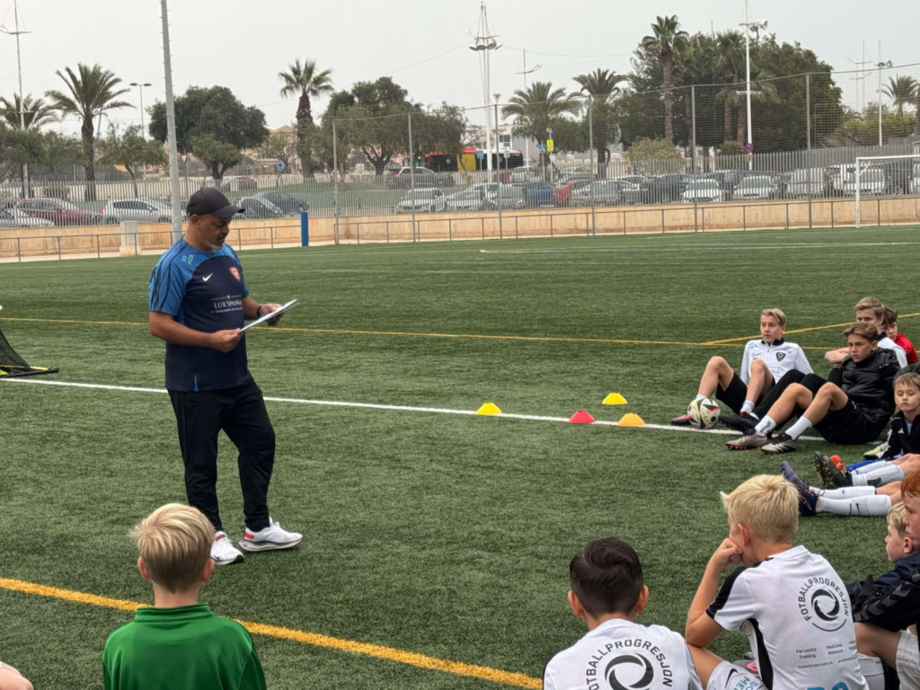 Danny holder alltid møtene selv op Fotballprogresjon Norge sine fotballskoler 