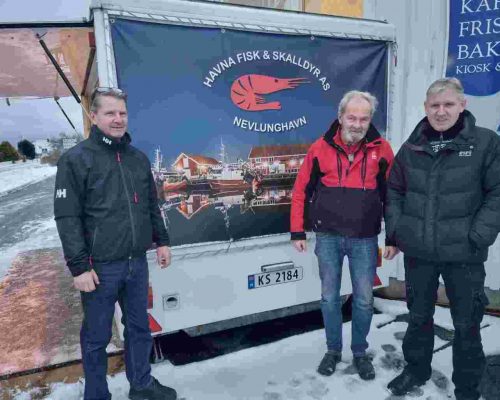 Fiskebutikken i Nevlunghavn er flyttet til Bakeriet for vinteren. Her med fiskere og driver